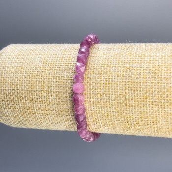 Náramek z turmalínu, fasetované kubické korálky, průměr 5 mm, délka 18 cm, elastický