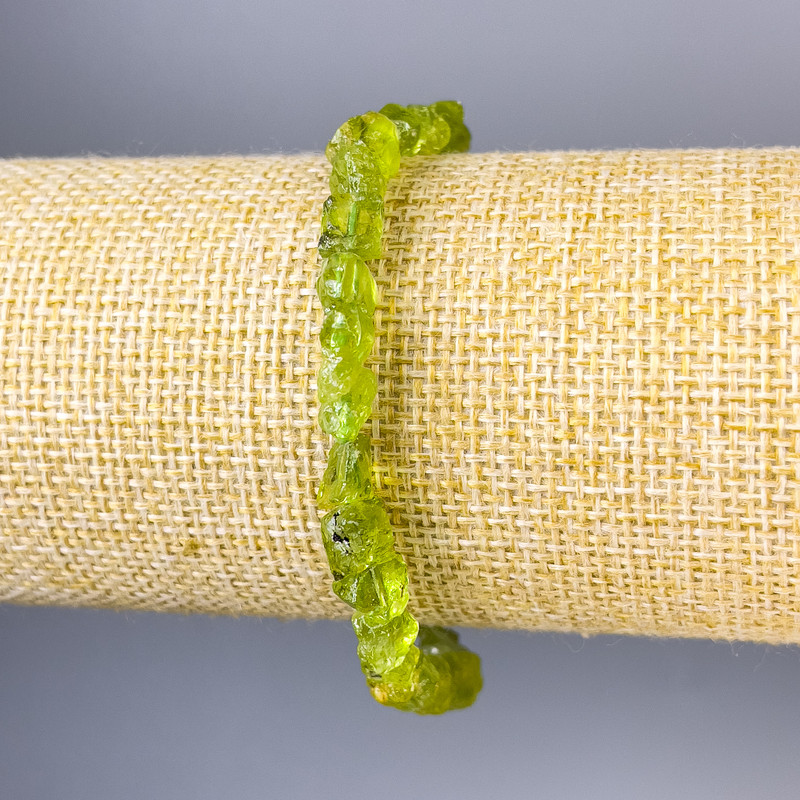 Náramek z chrysolitu z nerafinovaného kamene, průměr cca 7×7 mm, délka cca 18 cm – elastický