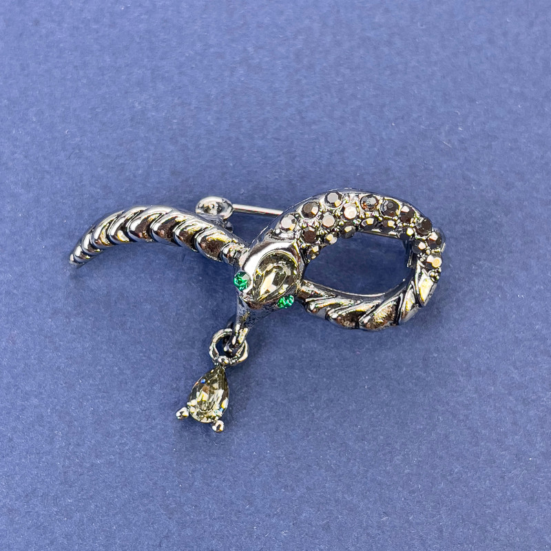 Brož ve tvaru hada, šedá barva se šedými štrasovými kamínky, stříbrný kov, 39×22 mm