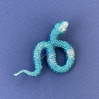 Brož-přívěsek Had se světle modrou smaltovanou povrchovou úpravou a světle modrými štrasovými kameny, stříbrný kov, 53×32 mm +