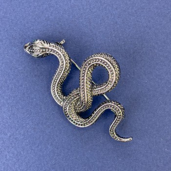 Brož-přívěšek ve tvaru hada se zelenými kamínky, stříbrný kov, 30×55 mm +