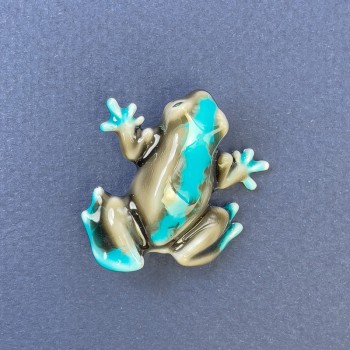 Brož Žába, šedě a modro-stříbrný kov, 27×30 mm+