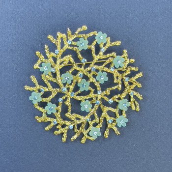 Brož s přívěskem – větvička s modrými květy a modrými krystaly, zlatistý kov, průměr cca 60 mm