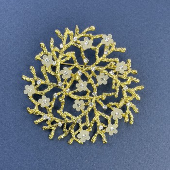 Brož-kulon větvička s bílými květy a bílými štrasami, zlatavý kov, průměr 60 mm+