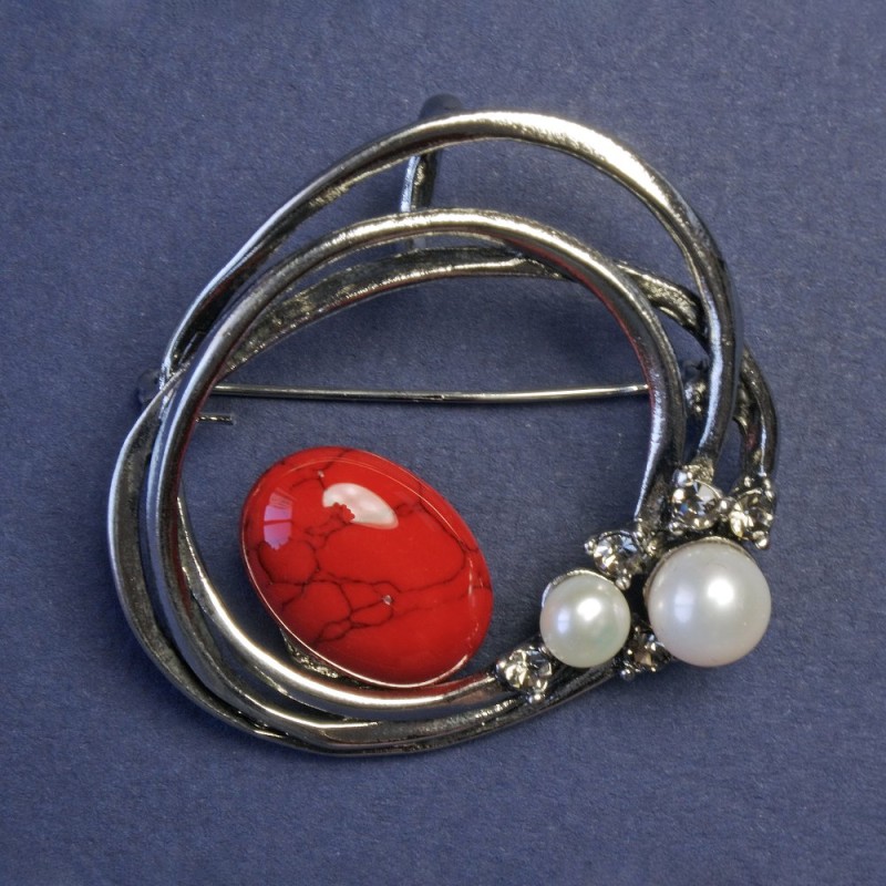 Brož s korálem (kusový) a perlami, barva kovu 'stříbro' 43×41 mm+