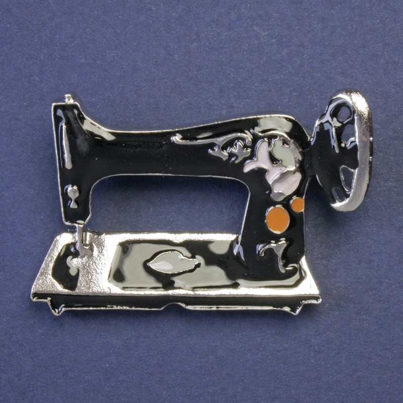 Brož „Šicí stroj“, smaltovaný kovově stříbrný lesk, 30×42 mm+