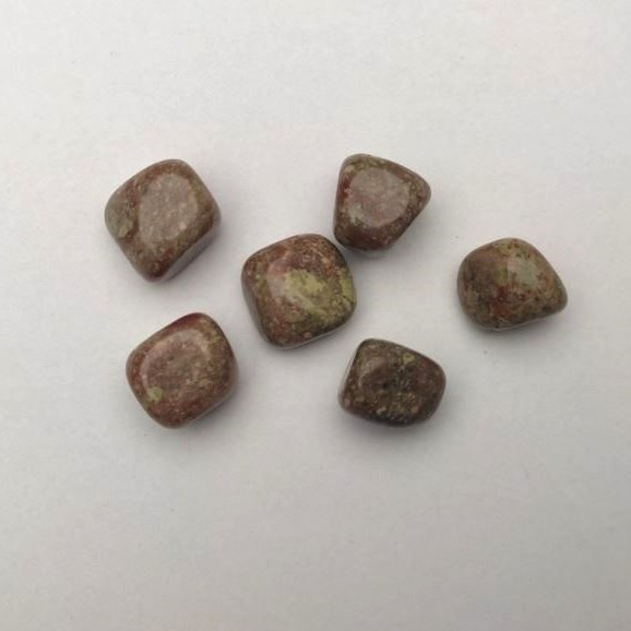 Suvenírový kámen epidot, galvanizace 20×17 mm, balení 100 g