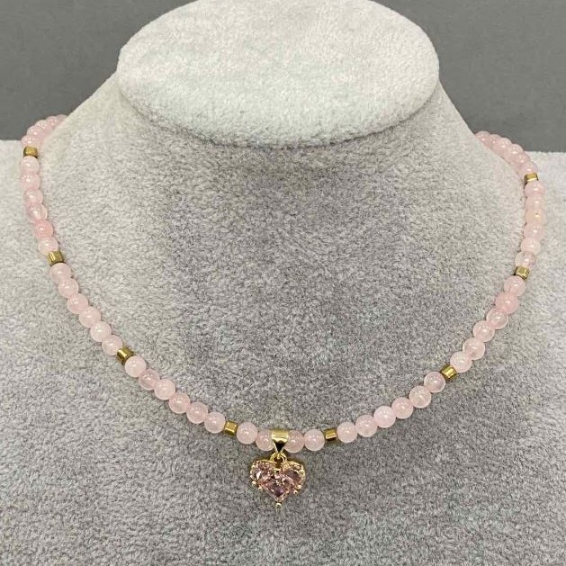 Choker z růžového křemene s hladkými kuličkami 4 mm ± a hematitovými kostkami 3 mm ±, s přívěskem ve tvaru srdce 12 mm ±, délka 36 cm + prodlužovací řetízek