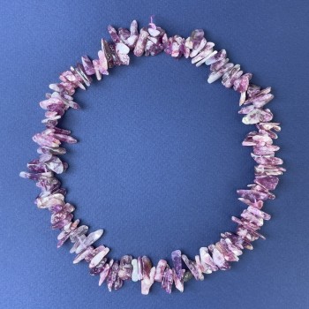 Korálky z turmalínu – jehličkovité třísky 9–18×2–6 mm na niti, délka 39 cm+