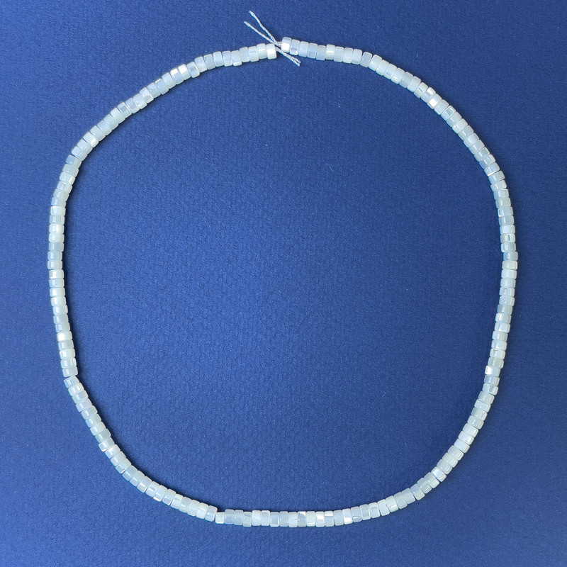 Korálky z přírodní perleti ve tvaru rondelu, 4×2 mm, na niti, délka 39 cm
