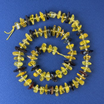 Jantarové korálky drobky 10–12×4 mm + s rokajlem, průměr 3 mm + na niti, délka 38 cm+