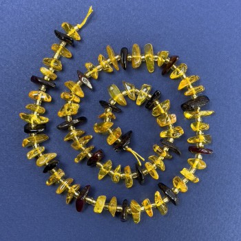 Jantarové korálky – čipy 10–12×4 mm +/- se rokajly, průměr 3 mm +/- na niti, délka 38 cm+