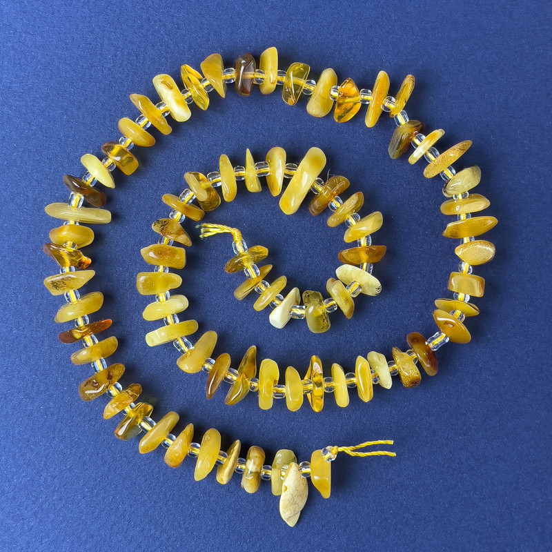 Jantarové drobné korálky 10×3 mm +/- s rokajlem, průměr 3 mm +/- na niti, délka 38 cm