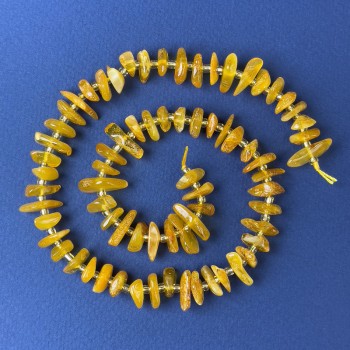 Jantarové korálky drobné 10×3 mm ± s rokajlem, průměr 3 mm ± na niti, délka 38 cm+