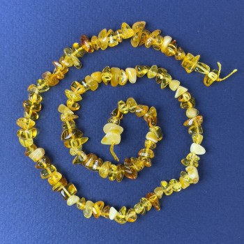 Korálky jantar drobné 7×4 mm na niti, délka 38 cm