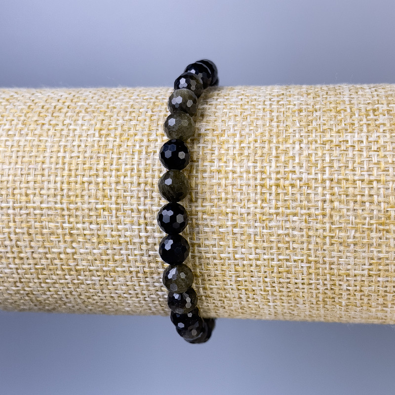 Náramek ze slunečního obsidiánu, brusované kuličky o průměru 6 mm, délka 18 cm, elastický