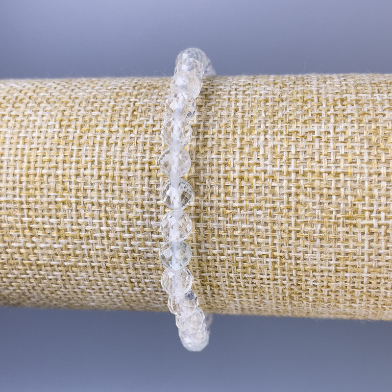 Náramek z horského křišťálu, brusované kuličky 6 mm ±, délka 18 cm ±, elastický