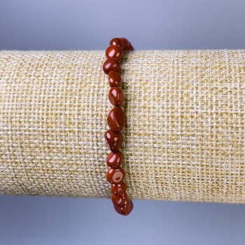 Náramek z červeného jaspisu — facetované korálky, průměr 6×4 mm ±, délka 18 cm ±, elastický