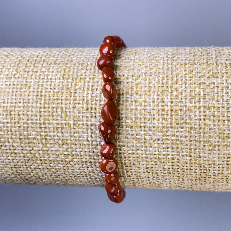 Náramek z červeného jaspisu — facetované korálky, průměr 6×4 mm ±, délka 18 cm ±, elastický