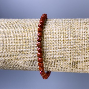 Náramek z červeného jaspisu s hranovanými kubíkovými korálkami, průměr cca 5 mm, délka cca 18 cm, pružný