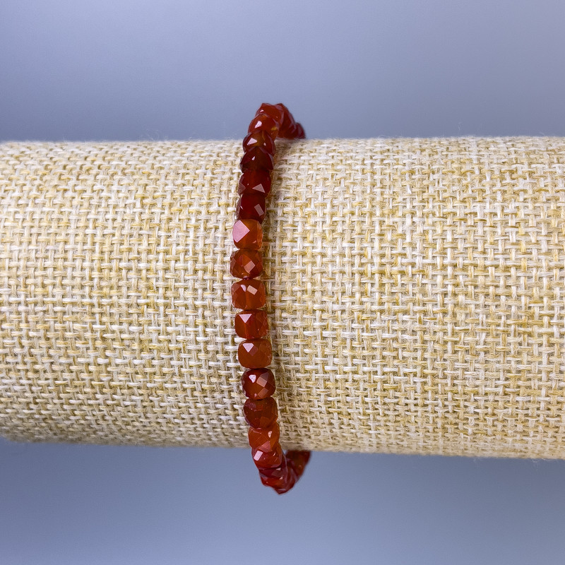 Náramek z broušeného karneolu, kostkové korálky, průměr cca 5 mm, délka cca 18 cm, elastický