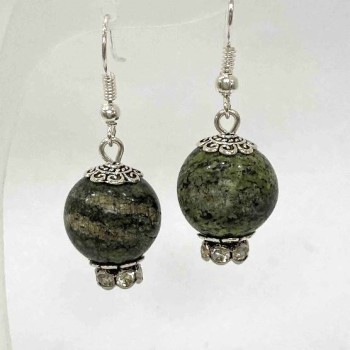 Náušnice ze serpentinitu – hladký korálek, průměr cca 14 mm, délka cca 38 mm