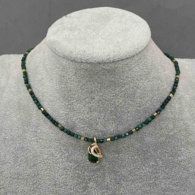 Choker z malachitu s broušenými kubíky o průměru cca 2 mm, s kovovým zlatavým přívěskem, délka 36–40 cm ± s karabinkovým zapínáním