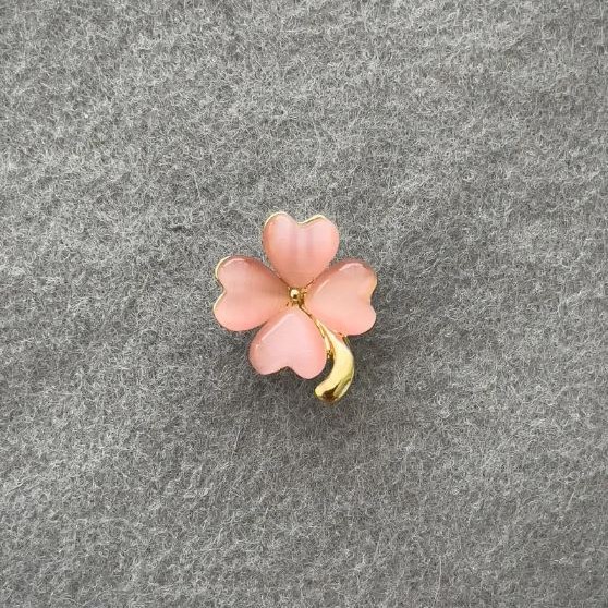 Brož s čtyřlístkem a růžovým kočičím okem, zlatý kov, 21×16 mm