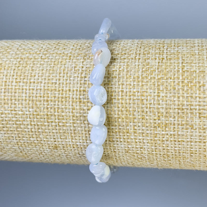 Náramek z chalcedonu, broušené korálky, průměr 5–8×6 mm, délka 18 cm, elastický