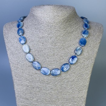 Náhrdelník z kianitu – oválné korálky 18×13 mm, délka 50 cm, s karabinkou
