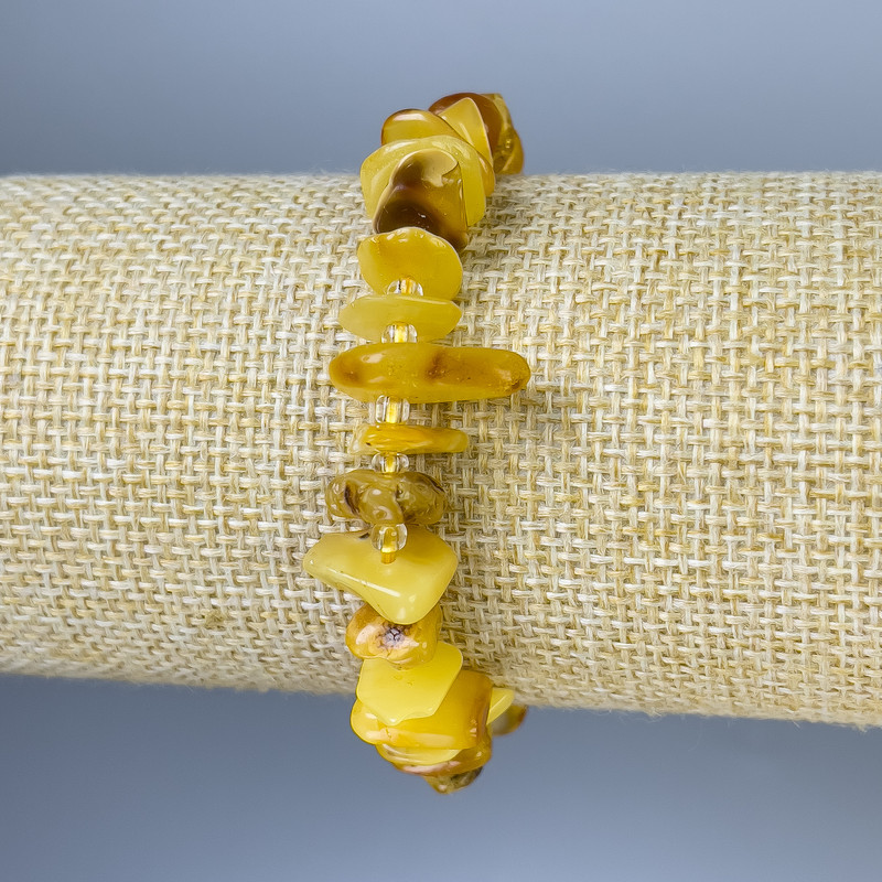 Náramek z jantarových drobků, průměr 8–12×2–4 mm, s korálkami, délka 18 cm, elastický