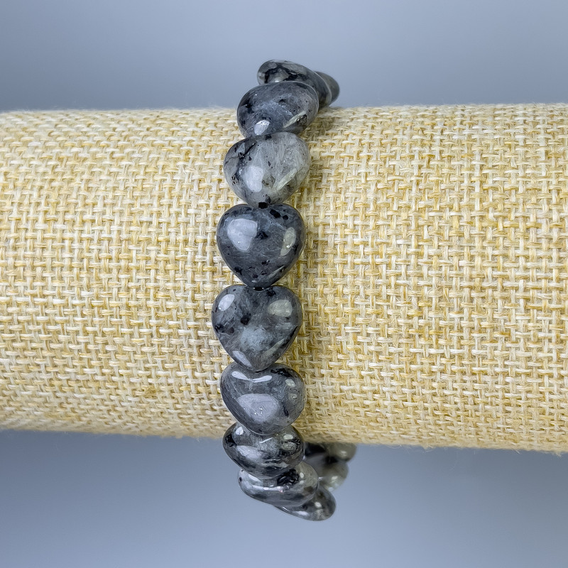 Náramek z labradoritu ve tvaru srdce, průměr 12×12 mm, délka 18 cm ±, na gumičce