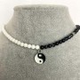 Choker z achátu, průměr korálků cca 4 mm ±, s přívěskem Yin a Yang o průměru cca 12 mm ±, délka 35–40 cm ±