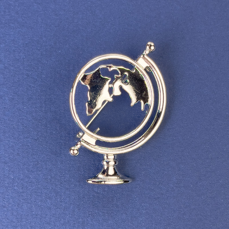 Brož Globus 37×26 mm ± stříbrný kov
