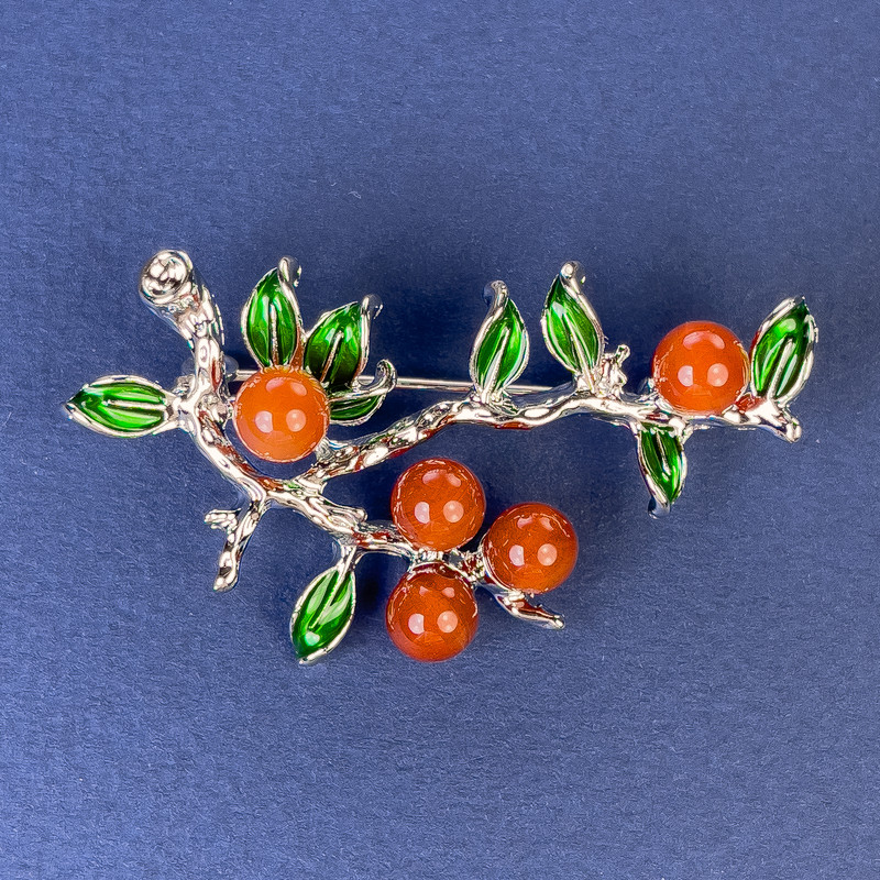 Brož „Větvičky“ s karneolem, stříbrný kov 48×32 mm