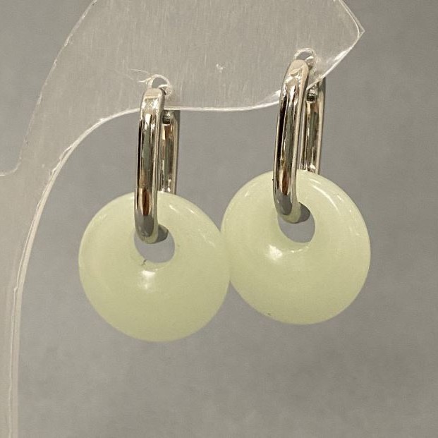 Náušnice z onyxu ve tvaru donutu, průměr 18 mm ±, délka 30 mm ±, stříbrný kov