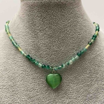 Choker ze zeleného achátu s facetovanými kuličkami o průměru 4 mm, špinel 2 mm, přívěsek ve tvaru srdce z kamene kočičí oko, délka 35–40 cm+