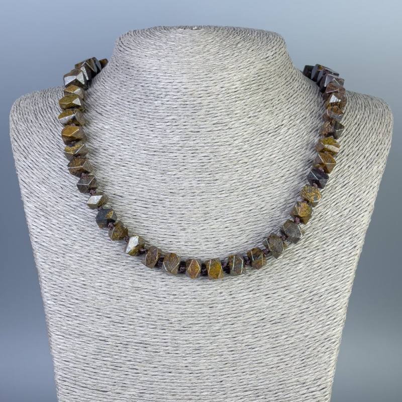 Náhrdelník z bronzitu, multifacetní, průměr 10×6–9 mm, délka cca 50 cm, s karabinou