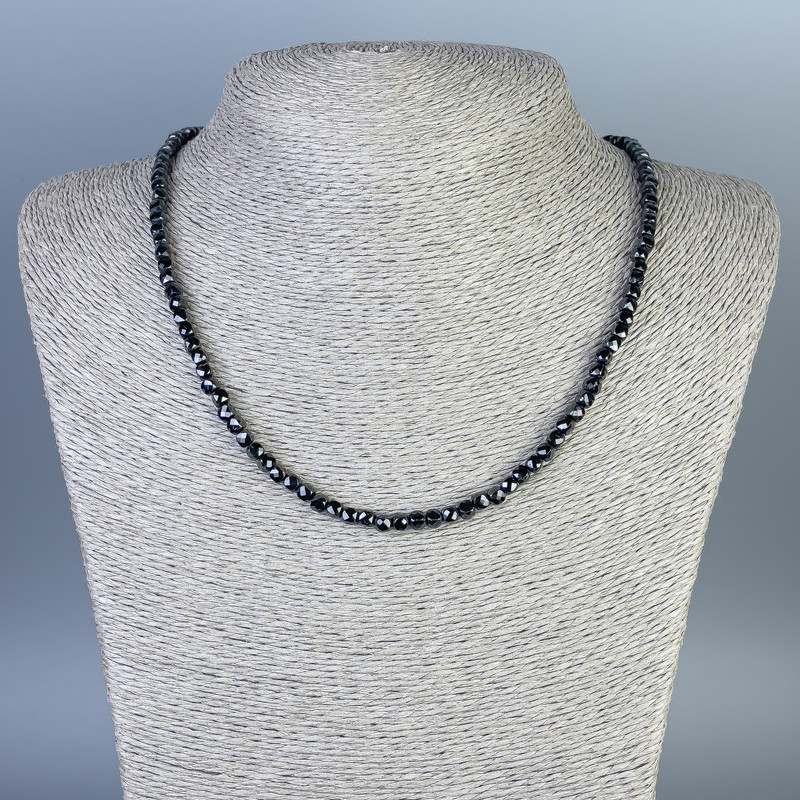 Náhrdelník z černého turmalínu, broušené kostky 4×4 mm, délka cca 45 cm, s karabinkou