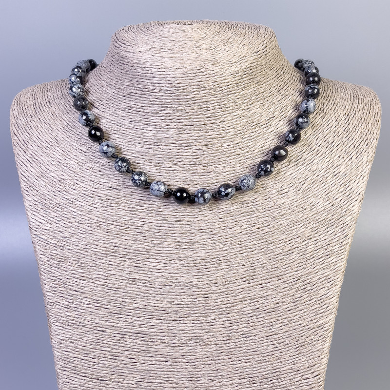 Náhrdelník ze sněžného obsidiánu „Slzy Apačů“, brusované kuličky, průměr 8 mm, délka 50 cm, s uzávěrem