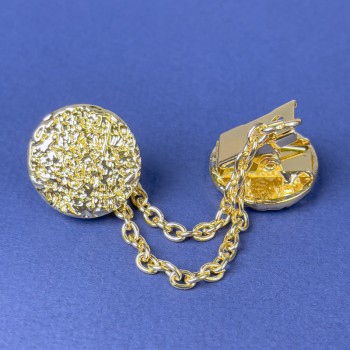Brož na kardigány ze zlatavého kovu, průměr ozdoby cca 20 mm, délka řetízku cca 9 cm