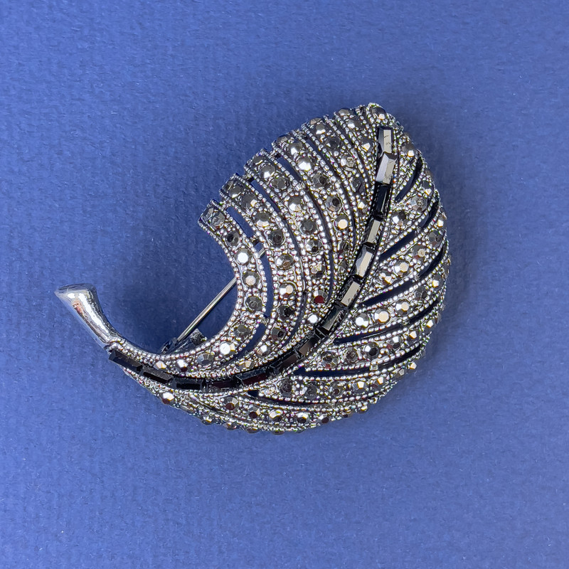Brož s peřím, šedé a černé kamínky, tmavě stříbrný kov, průměr 47 × 34 mm +