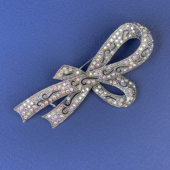 Brož mašlička s duhovými štrasami tmavě stříbrný kov, průměr 78×40 mm +