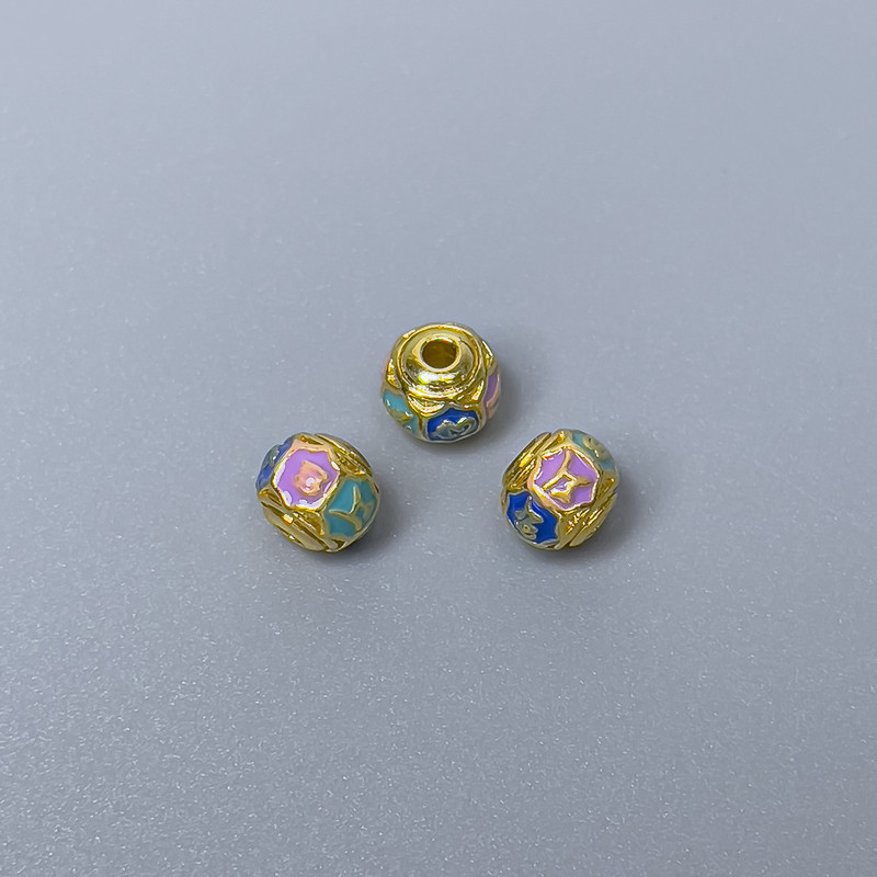 Korálka Cloisonné rondelle – fialovo-modrá, modrá a světle modrá smalt, průměr 6×5 mm, otvor 1 mm, zlatý odstín kovu
