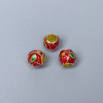 Korálek Cloisonné s červeným a zeleným smaltem, 7×7 mm, otvor cca 3,8 mm, zlatavý odstín kovu, 1 ks