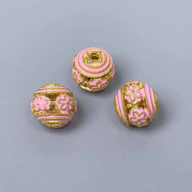 Korálka Cloisonné s růžovým smaltem, průměr 10 mm ± dírka cca 1,8 mm, zlatý odstín kovu, 1 ks