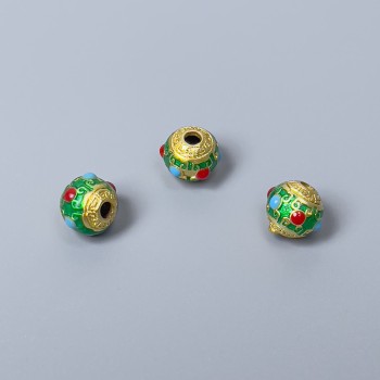 Korálka Cloisonné zeleno-červená smaltovaná, průměr 8×7 mm, otvor cca 2 mm, zlatá barva kovu, 1 ks