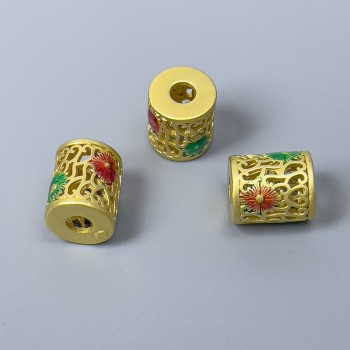 Korálka Cloisonné cylindrického tvaru, červená a zelená smalt, průměr 9×10 mm, otvor 3 mm, zlatistý kov, 1 ks