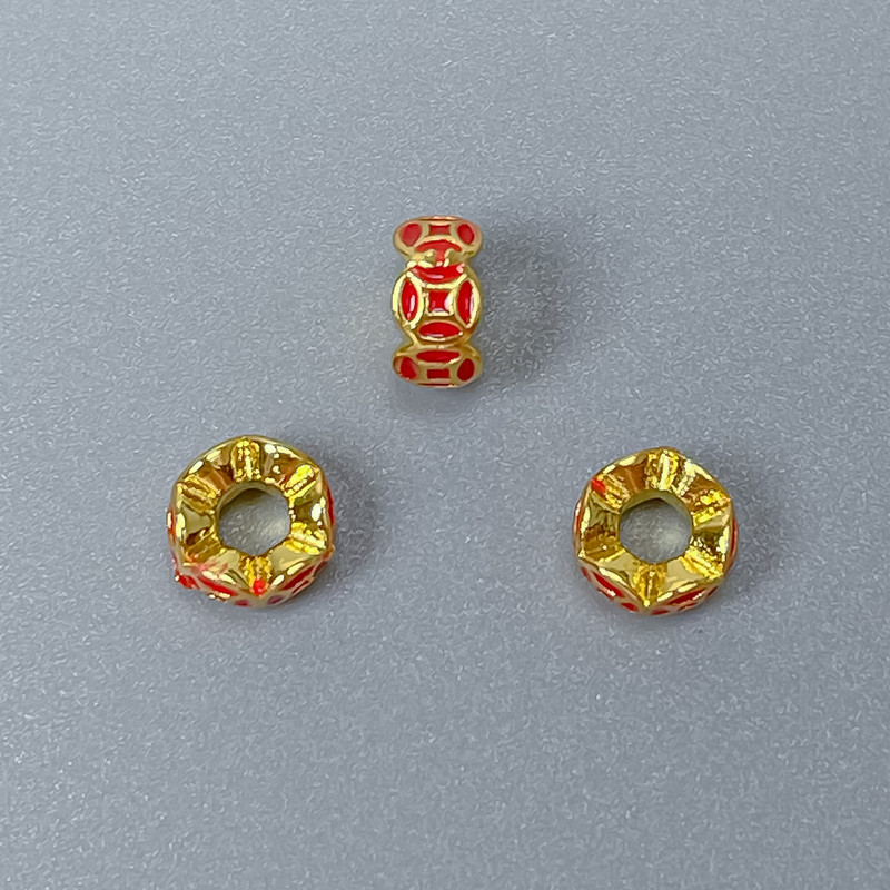 Korálek Cloisonné rondel červený smalt, průměr cca 6×3 mm, díra cca 2,8 mm, zlatý odstín kovu, 1 ks