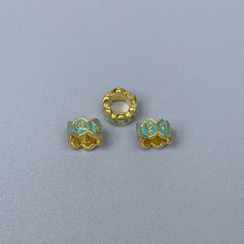 Kovová korálka Cloisonné rondelle se zeleným smaltem, průměr 5,5×3,5 mm, dírka 3,5 mm, zlatý odstín kovu, 1 ks